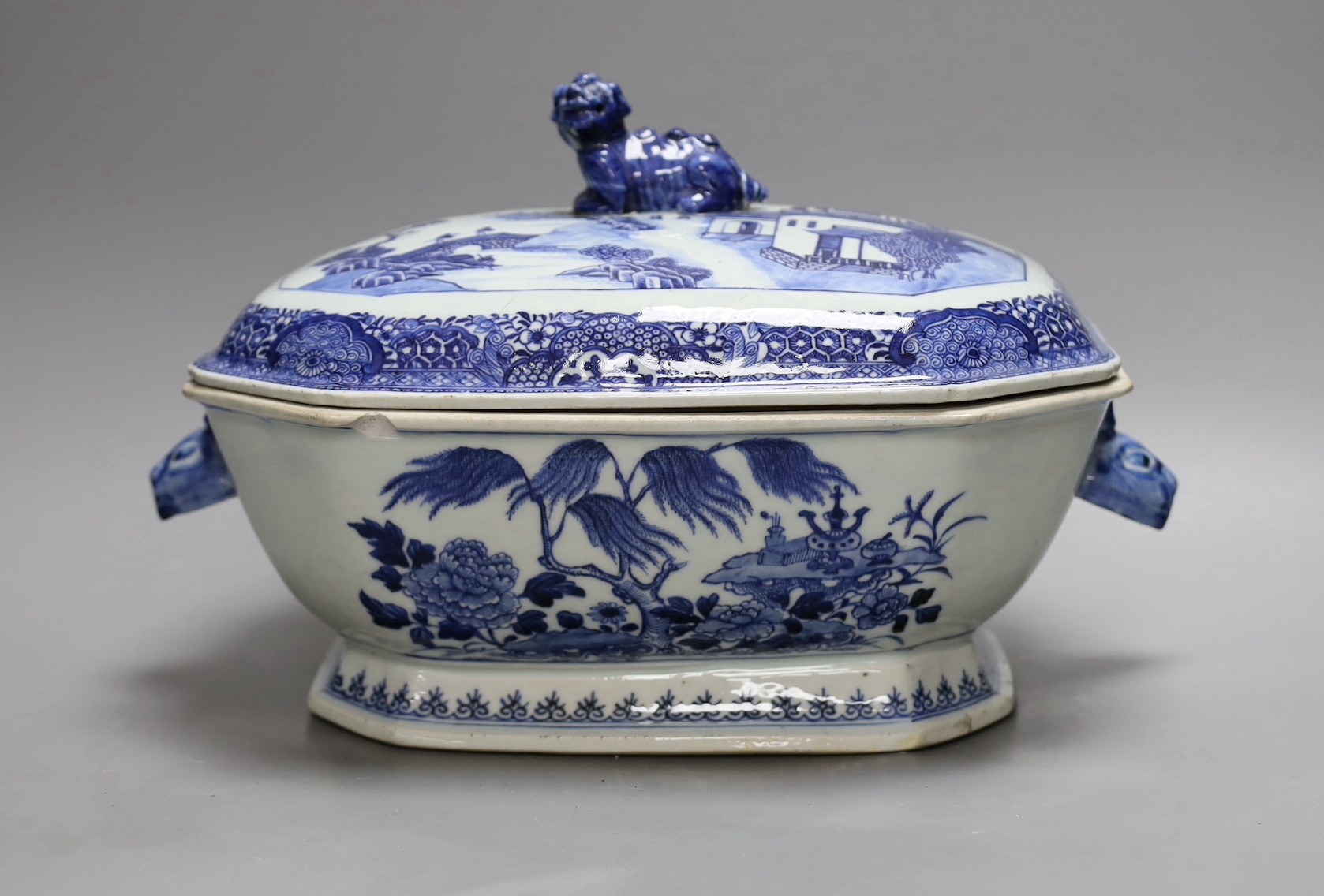 A Chinese export blue and white tureen and matched cover, 18th century , 24 cms high